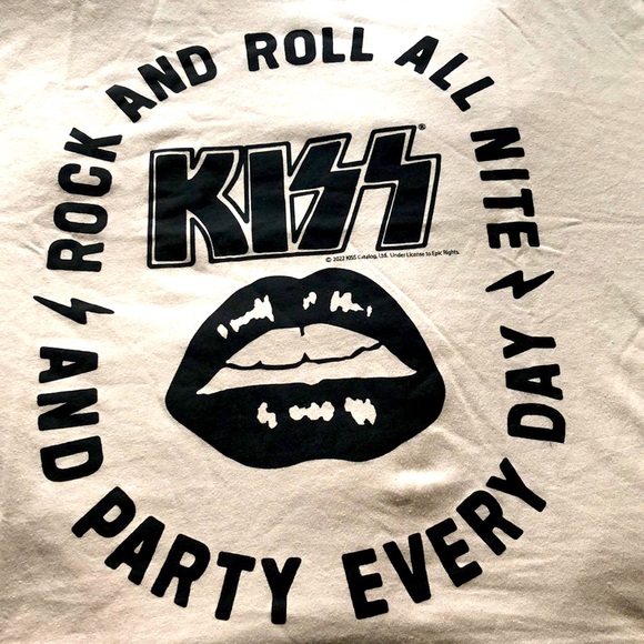 Last chance! - NWT! Vinyl Icons Kiss shirt! 💋 - Picture 2 of 8